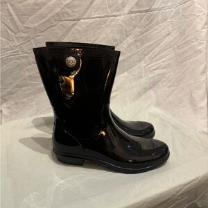 NWOT Ugg Sienna shiny low rain boots